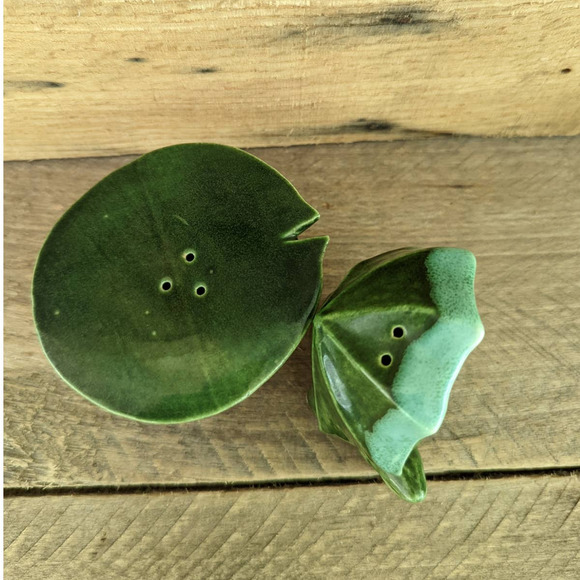 Vintage Frog on Lilypad Salt and Pepper Shaker Set - Picture 6 of 10